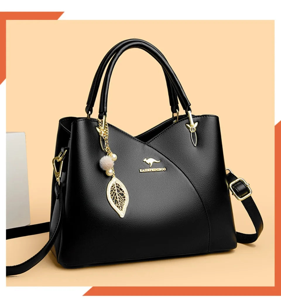 Felina™ – Elegant svart skulderveske med stilige anheng