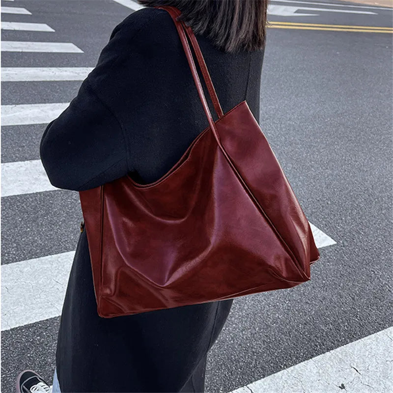 Lisa™ – Romslig Brun Tote Bag i Skinnimitasjon