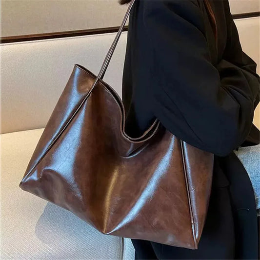 Lisa™ – Romslig Brun Tote Bag i Skinnimitasjon