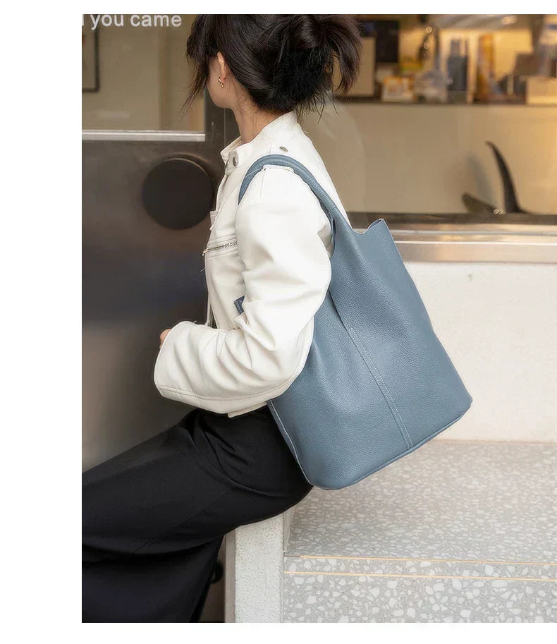 saga™ – Lyseblå bøtteveske i luksuriøst lærdesign