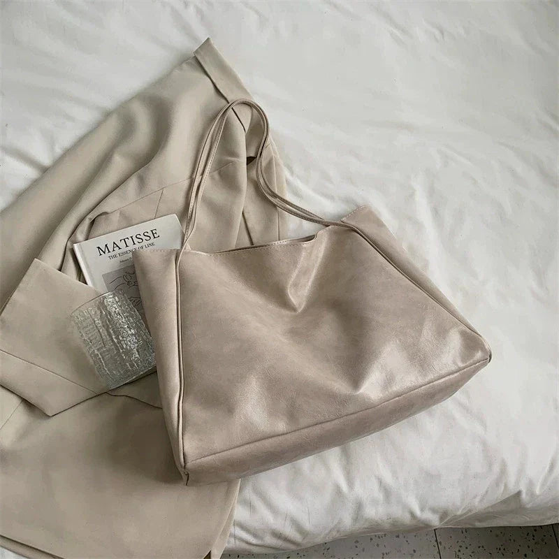 Lisa™ – Romslig Brun Tote Bag i Skinnimitasjon