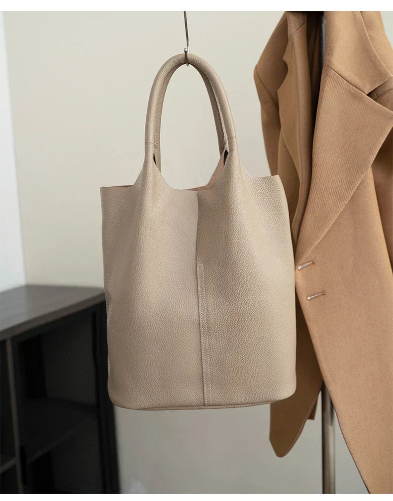 saga™ – Lyseblå bøtteveske i luksuriøst lærdesign