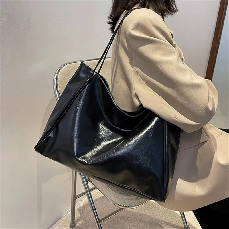 Lisa™ – Romslig Brun Tote Bag i Skinnimitasjon