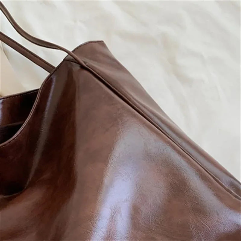 Lisa™ – Romslig Brun Tote Bag i Skinnimitasjon