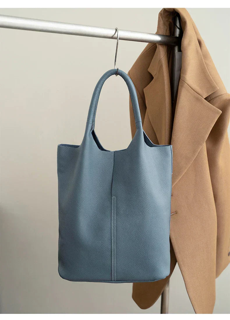saga™ – Lyseblå bøtteveske i luksuriøst lærdesign