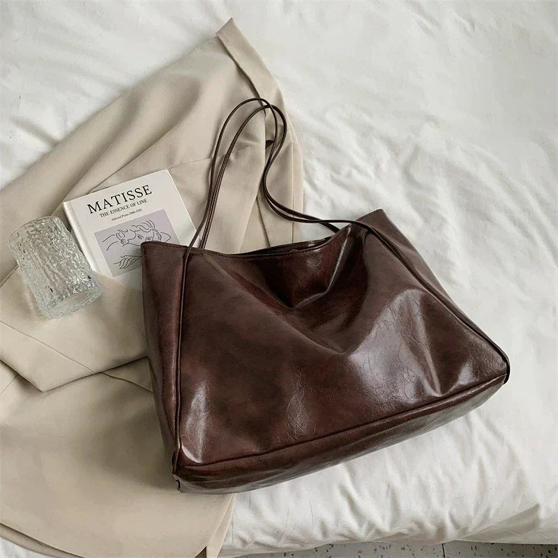 Lisa™ – Romslig Brun Tote Bag i Skinnimitasjon