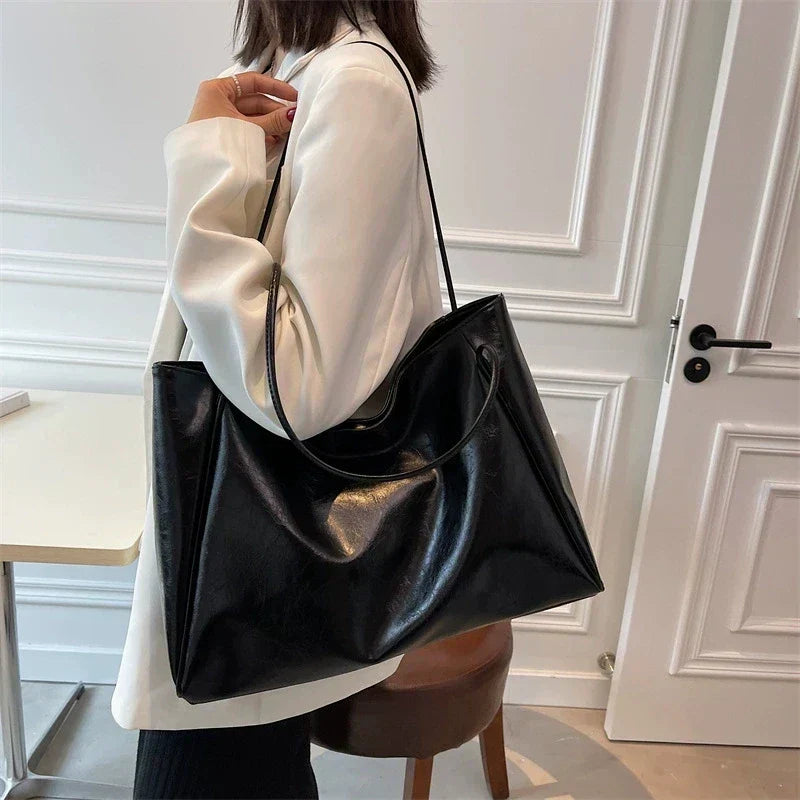 Lisa™ – Romslig Brun Tote Bag i Skinnimitasjon