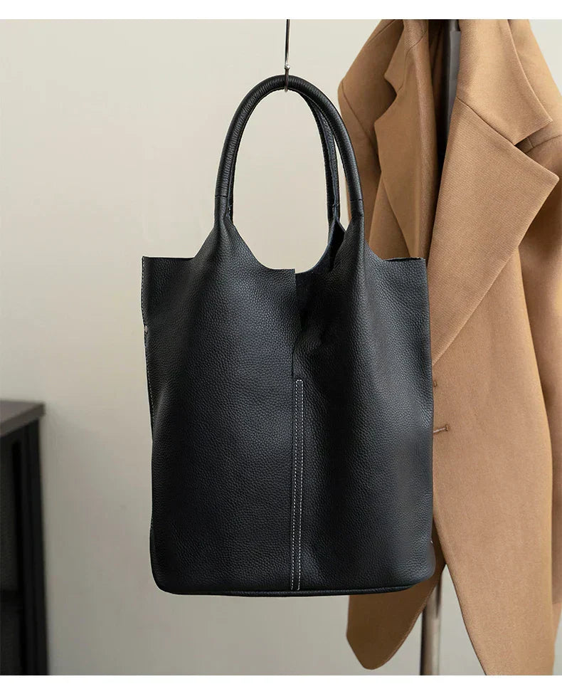 saga™ – Lyseblå bøtteveske i luksuriøst lærdesign