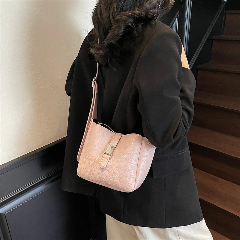 Iris™ – Moderne Skinnlook Bøtteveske