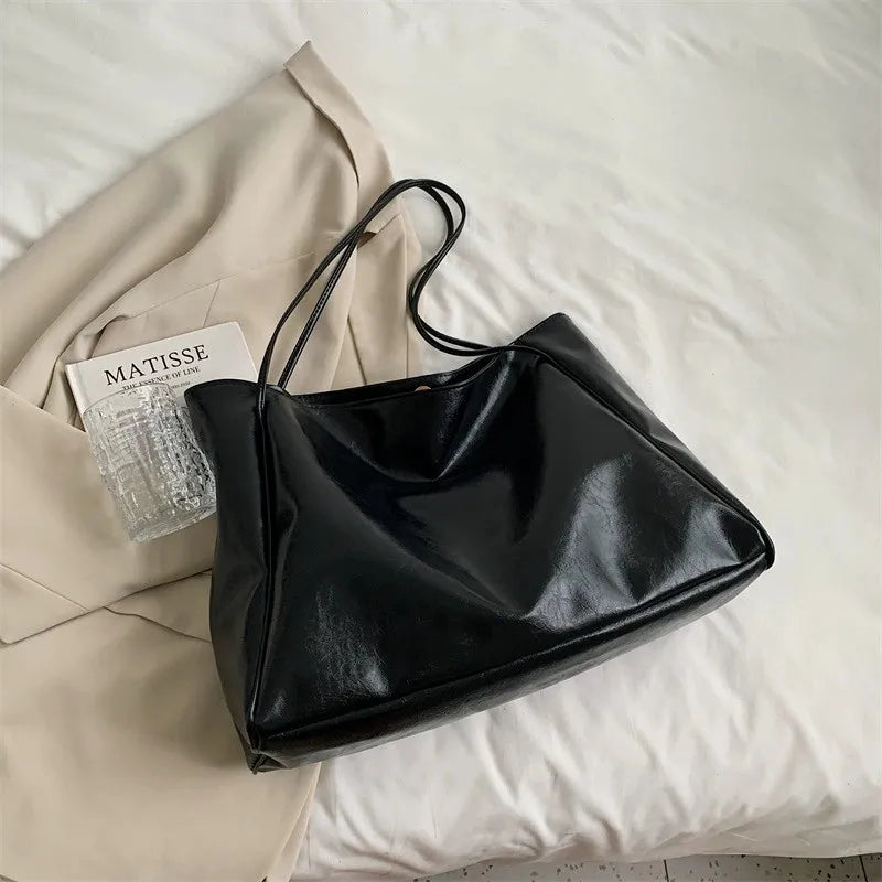 Lisa™ – Romslig Brun Tote Bag i Skinnimitasjon