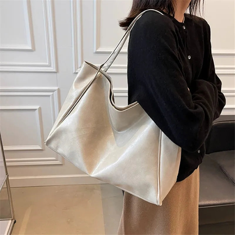Lisa™ – Romslig Brun Tote Bag i Skinnimitasjon