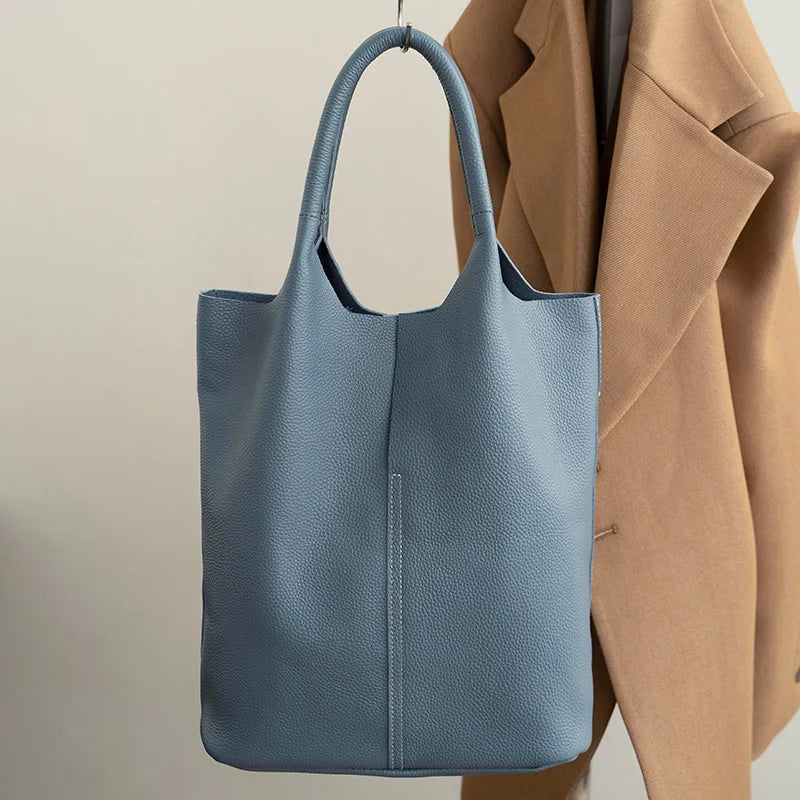 saga™ – Lyseblå bøtteveske i luksuriøst lærdesign
