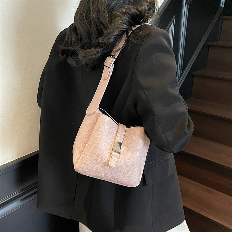 Iris™ – Moderne Skinnlook Bøtteveske