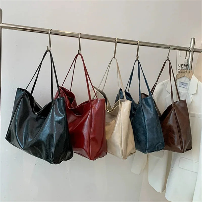 Lisa™ – Romslig Brun Tote Bag i Skinnimitasjon