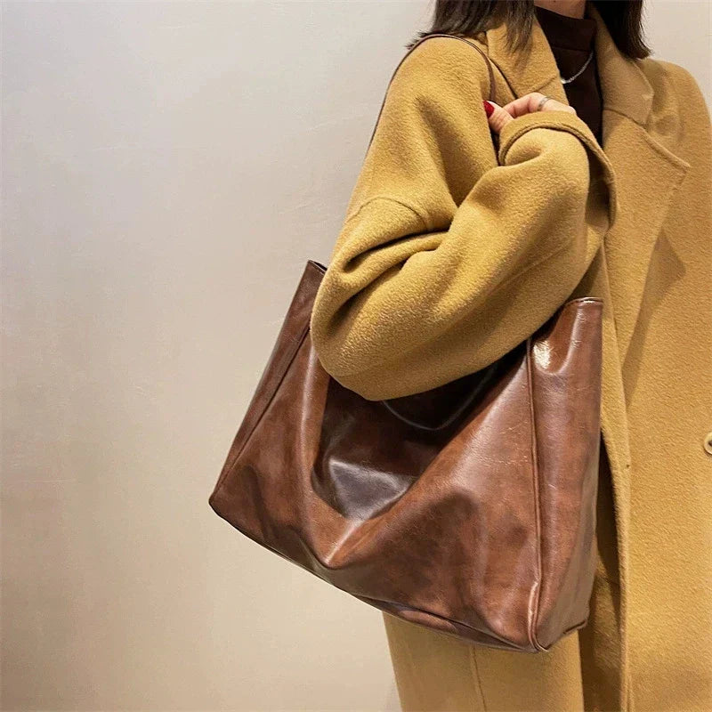 Lisa™ – Romslig Brun Tote Bag i Skinnimitasjon