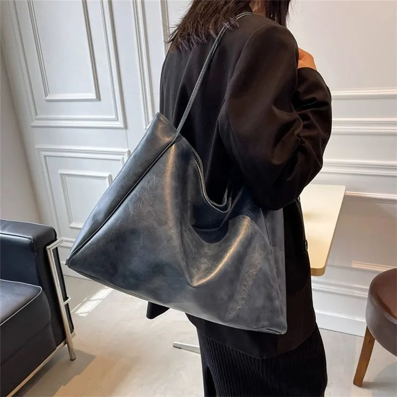 Lisa™ – Romslig Brun Tote Bag i Skinnimitasjon