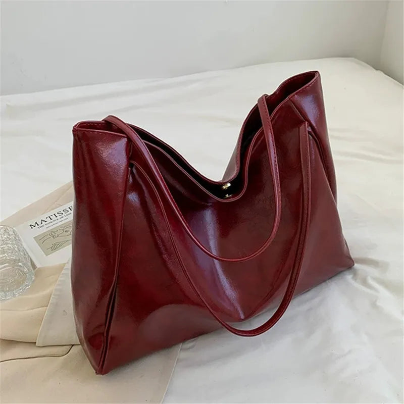 Lisa™ – Romslig Brun Tote Bag i Skinnimitasjon