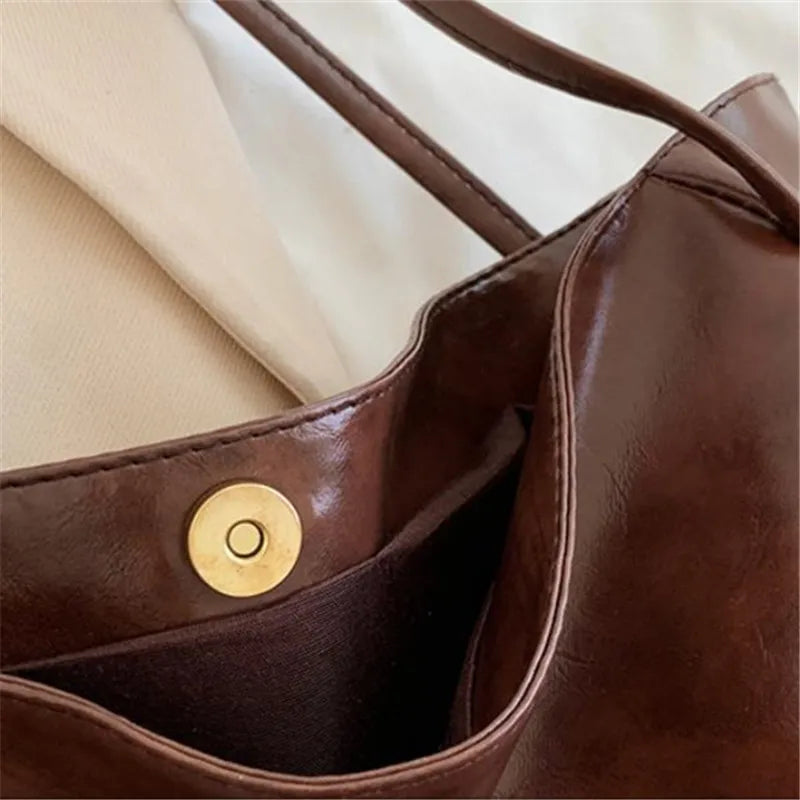 Lisa™ – Romslig Brun Tote Bag i Skinnimitasjon