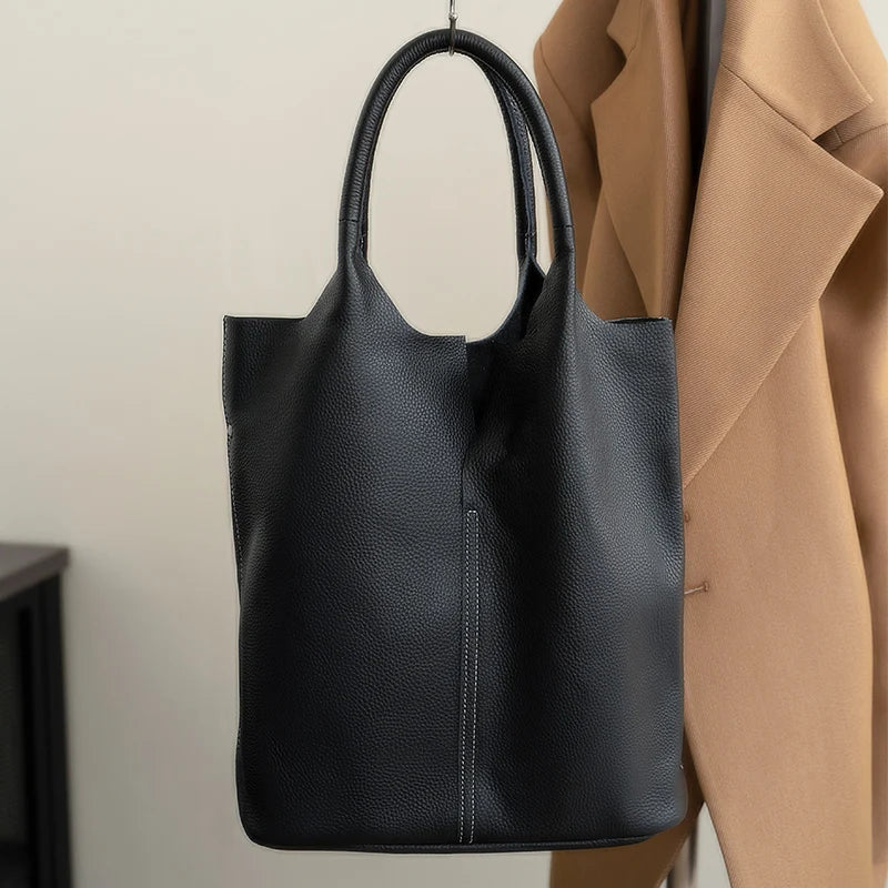 saga™ – Lyseblå bøtteveske i luksuriøst lærdesign